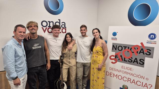 Los integrantes de Rebecca Court en los estudios de Onda Vasca