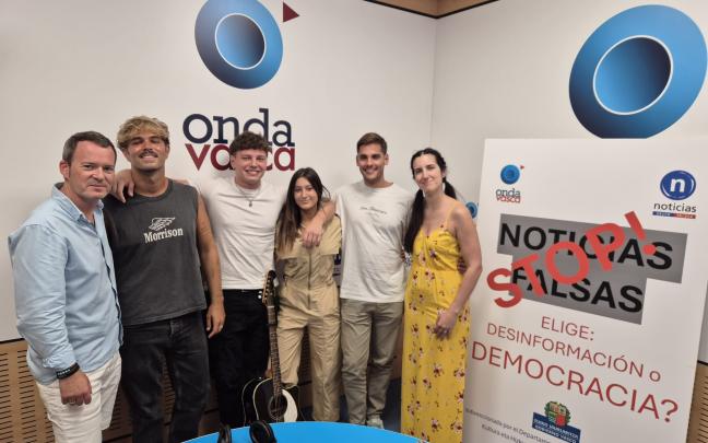 Los integrantes de Rebecca Court en los estudios de Onda Vasca