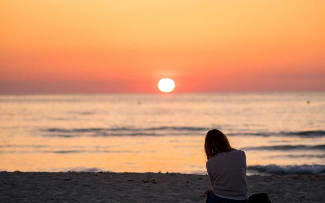 Puesta de sol en una playa de Formentera. FORMENTERA.ES Puesta de sol en una playa de Formentera. FORMENTERA.ES