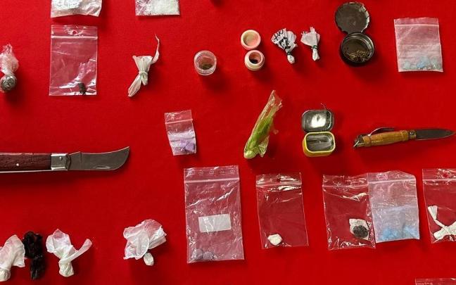 Parte de las drogas confiscadas por la Ertzaintza en la redada en un local del ensanche de Vitoria-Gasteiz Cedida