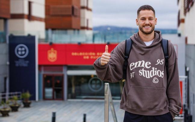 Álex Remiro, a su llegada a la concentración de la selección española. / RFEF