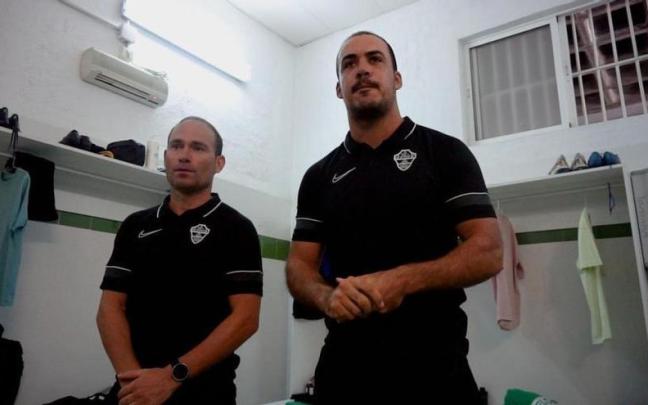 Nino, a la izquierda, acompañado de René Martínez, forma parte del cuadro ténico de formación en el club iliciitano. / ELCHE CF