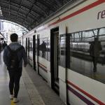 Varios usuarios junto a un tren de Cercanías Renfe en la estación de Abando de Bilbao Oskar González