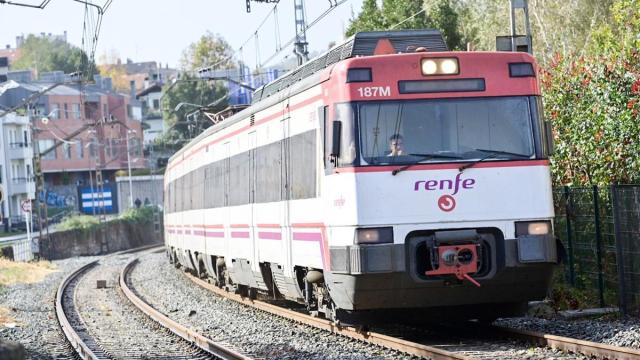 Un tren de Cercanías a su paso por Ategorrieta / Noticias de Gipuzkoa - Arnaitz Rubio