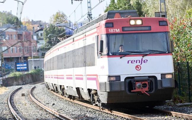 Un tren de Cercanías a su paso por Ategorrieta / Noticias de Gipuzkoa - Arnaitz Rubio