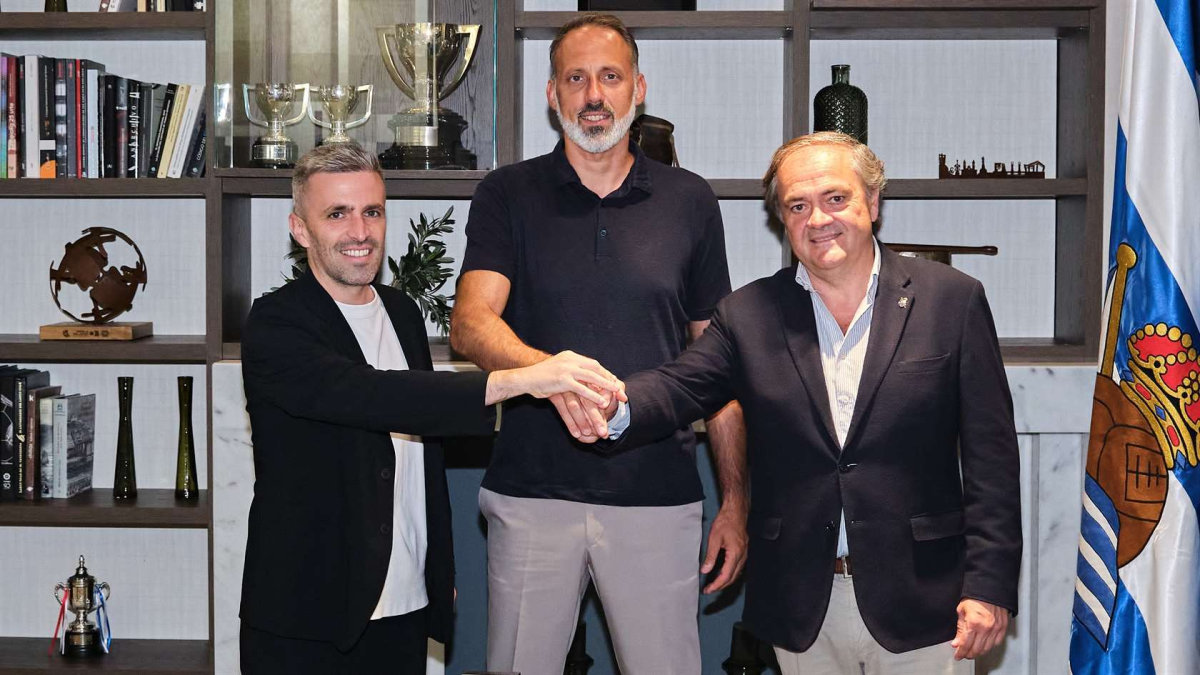 Aperribay, Bretos y Matarazzo escenifican la renovación del técnico hasta 2028. REAL SOCIEDAD
