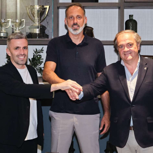 Aperribay, Bretos y Matarazzo escenifican la renovación del técnico hasta 2028. REAL SOCIEDAD