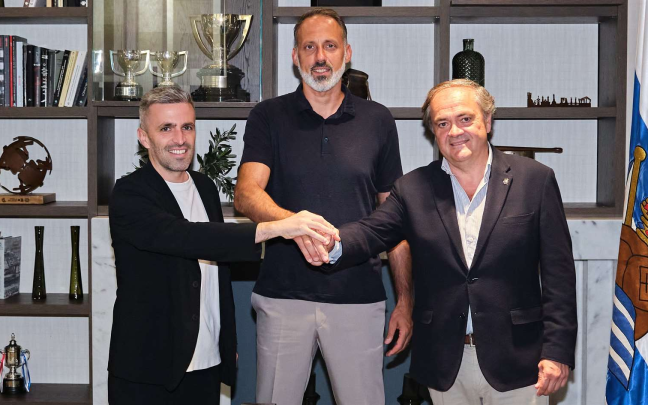 Aperribay, Bretos y Matarazzo escenifican la renovación del técnico hasta 2028. REAL SOCIEDAD