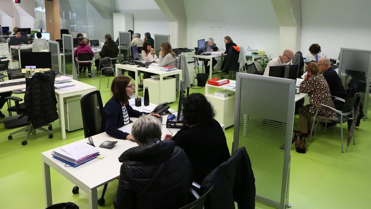 Contribuyentes realizan su declaración de la renta. Javier Bergasa