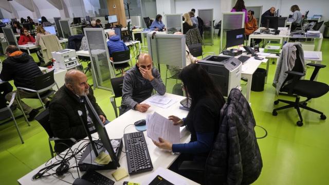 Contribuyentes realizan su declaración de la renta. Iban Aguinaga