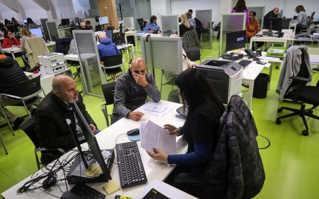 Contribuyentes realizan su declaración de la renta. Iban Aguinaga