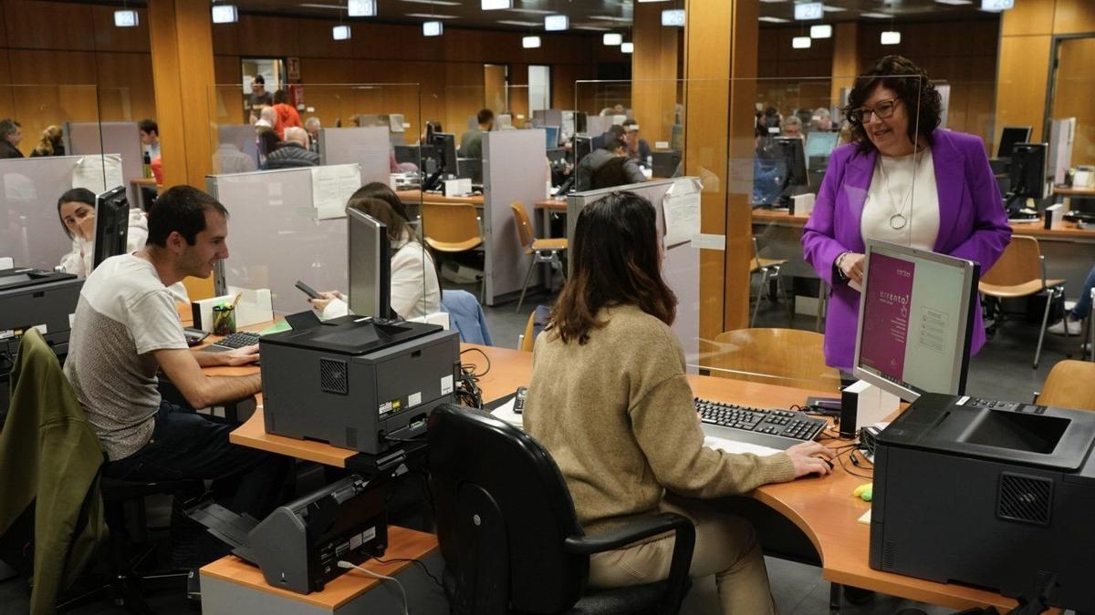 Personas en una oficina foral para realizar su campaña de la renta. ALEX LARRETXI