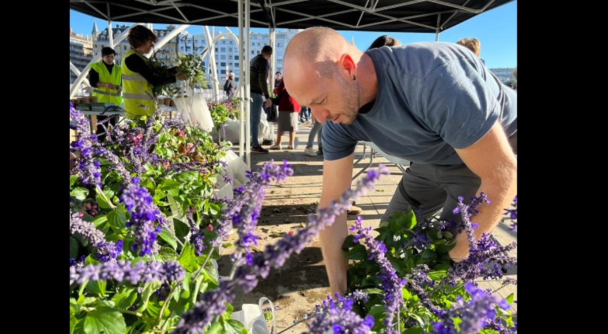 Imagen de archivo del reparto de flores y plantas en Donostia