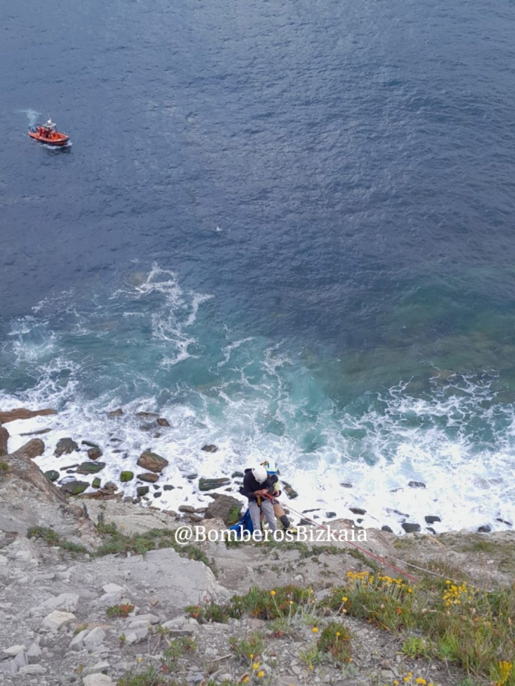 Espectacular rescate de un joven que había caído en La Galea Getxo | BOMBEROS BIZKAIA