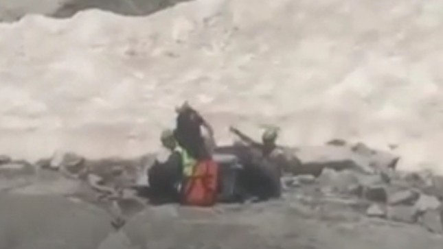 Momento en el que la unidad de salvamento recupera el cuerpo sin vida el montañero navarro. / GUARDIA CIVIL