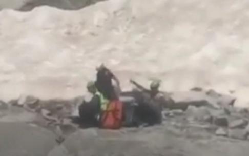 Momento en el que la unidad de salvamento recupera el cuerpo sin vida el montañero navarro. / GUARDIA CIVIL Momento en el que la unidad de salvamento recupera el cuerpo sin vida el montañero navarro. / GUARDIA CIVIL