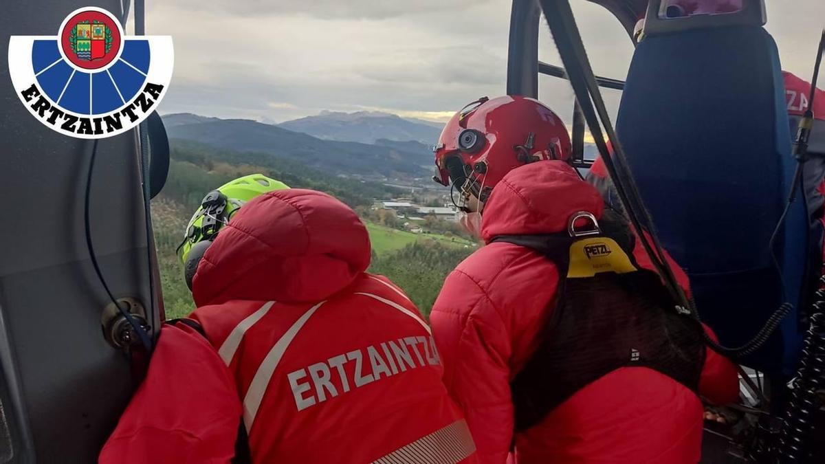 Rescate desde el helicóptero de la Ertzaintza, este domingo Ertzaintza