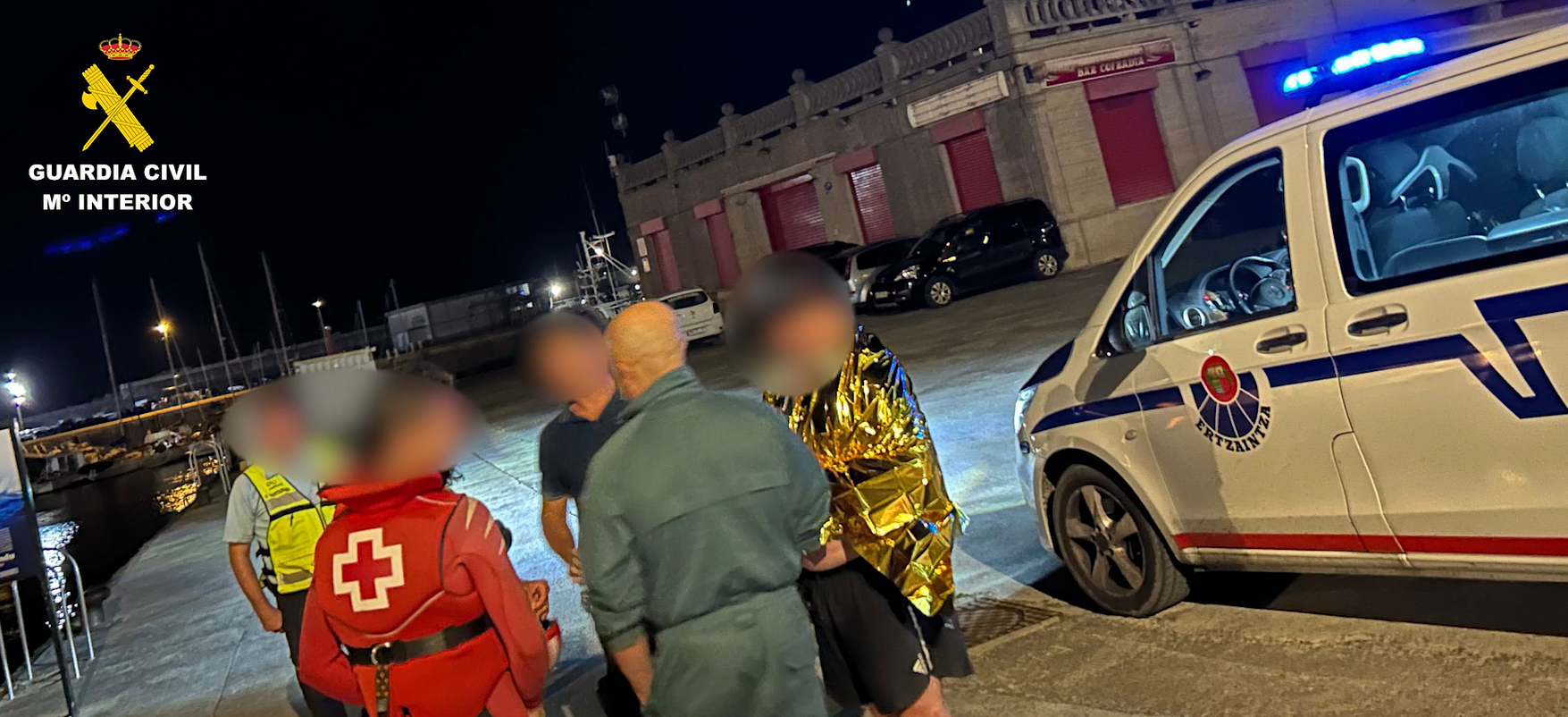 Rescate de dos tripulantes cerca de Laga. GUARDIA CIVIL DE VIZCAYA
