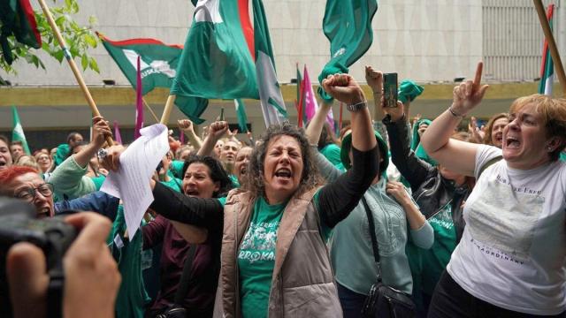 Las trabajadoras de las residencias de Bizkaia firman un nuevo convenio | Pablo Viñas, Deia