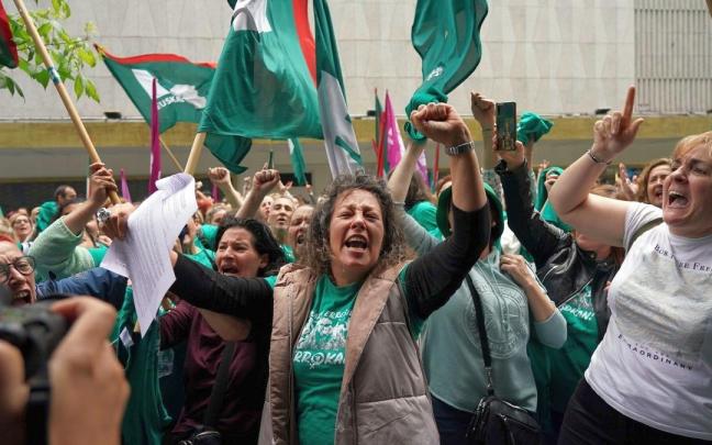 Las trabajadoras de las residencias de Bizkaia firman un nuevo convenio | Pablo Viñas, Deia Las trabajadoras de las residencias de Bizkaia firman un nuevo convenio | Pablo Viñas, Deia