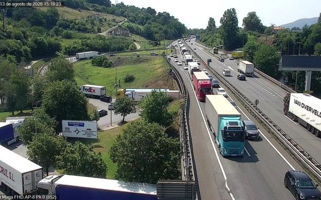 Retenciones en el peaje de Irun en la última "operación salida" /@trafikoaEJGV