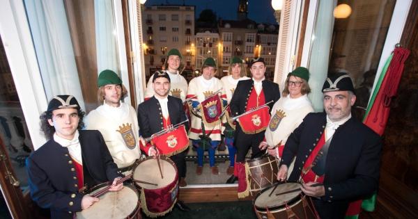 Imágenes de la retreta que dio inicio a la festividad de San Prudencio. Fotos: Diputación Foral de Araba