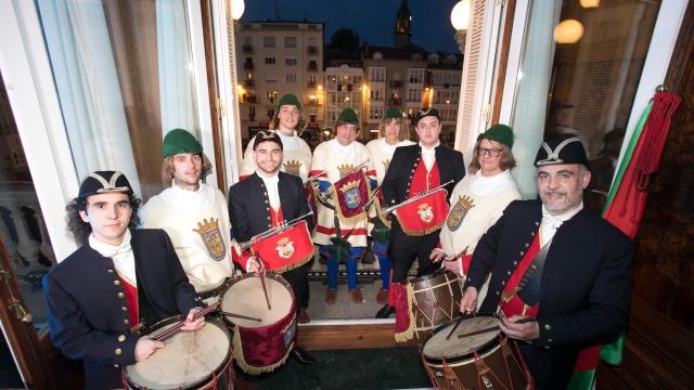 Imágenes de la retreta que dio inicio a la festividad de San Prudencio. Fotos: Diputación Foral de Araba