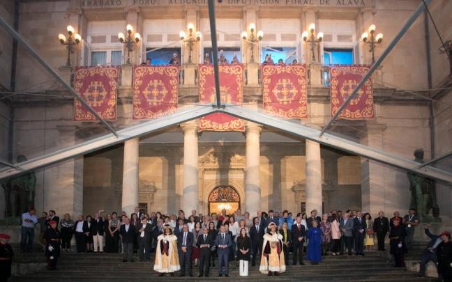 Imágenes de la retreta que dio inicio a la festividad de San Prudencio. Fotos: Diputación Foral de Araba