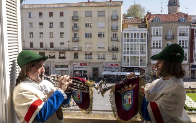 Trompeteros interpretando la Retreta. ALEX LARRETXI.