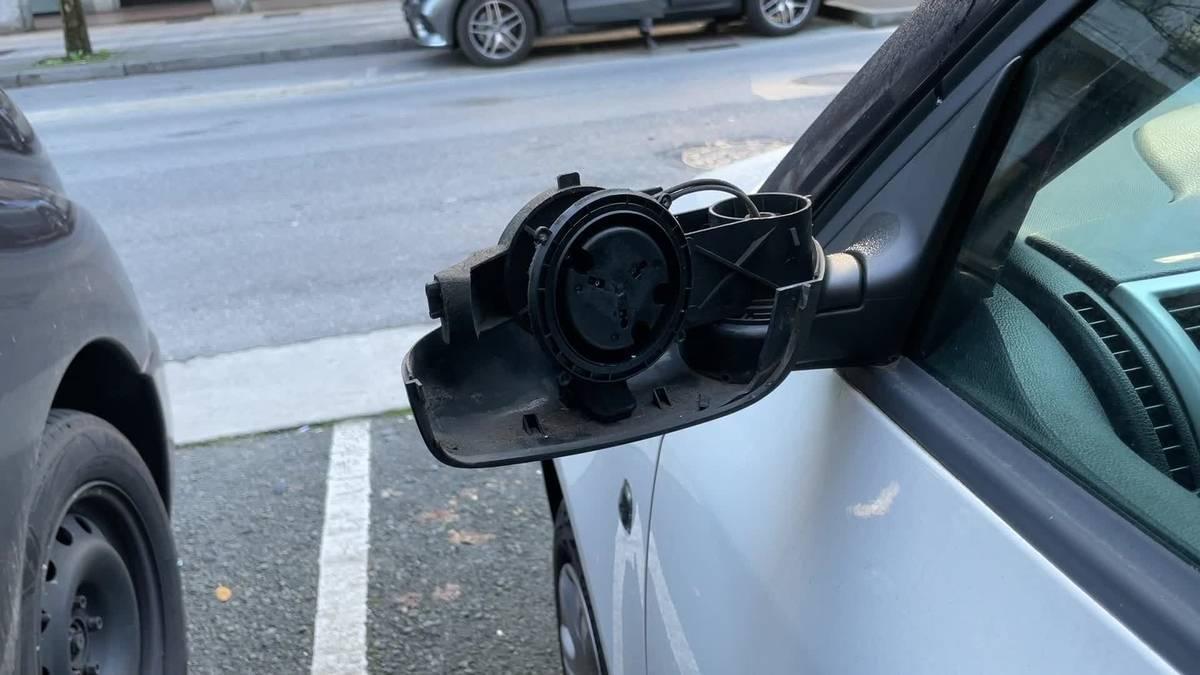 Un vehículo con el retrovisor roto. N.G