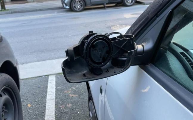 Un vehículo con el retrovisor roto. N.G