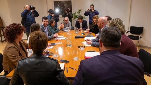 La presidenta María Chivite y el nuevo vicepresidente primero, Javier Remírez, de espaldas, en la reunión entre los socios del Gobierno. Patxi Cascante