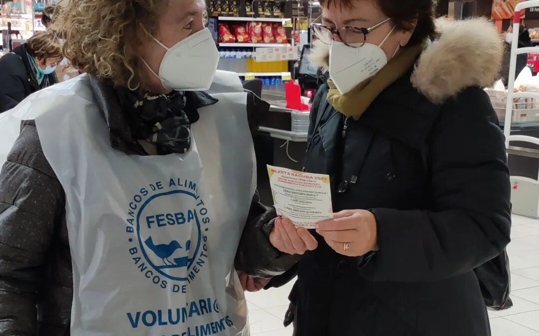 Una voluntaria del Banco de Alimentos de Araba reparte información en un supermercado durante una recogida anterior. Foto: Banco de Alimentos de Araba