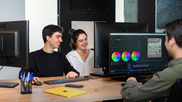 Profesionales de SIFFOR durante una sesión técnica de postproducción audiovisual y revisión de color en sus instalaciones