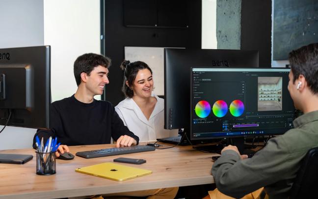Profesionales de SIFFOR durante una sesión técnica de postproducción audiovisual y revisión de color en sus instalaciones