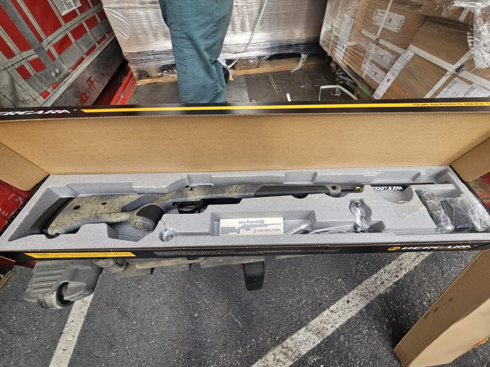 Imagen de uno de los rifles sin licencia incautados en el Puerto de Bilbao | Guardia Civil Bizkaia