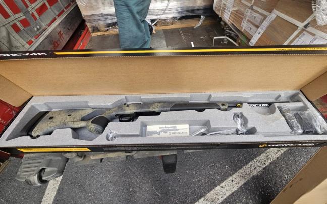 Imagen de uno de los rifles sin licencia incautados en el Puerto de Bilbao | Guardia Civil Bizkaia Imagen de uno de los rifles sin licencia incautados en el Puerto de Bilbao | Guardia Civil Bizkaia