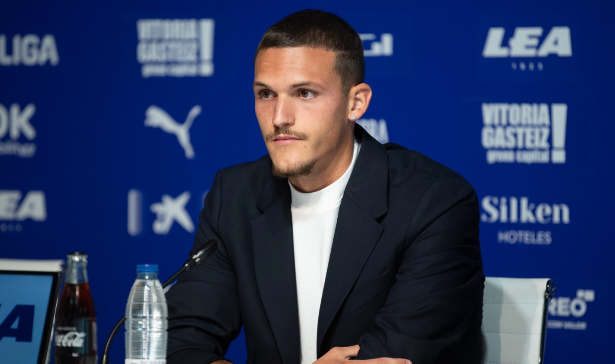 Rafa Marín en la rueda de prensa de su presentación. IMAGEN: Deportivo Alavés