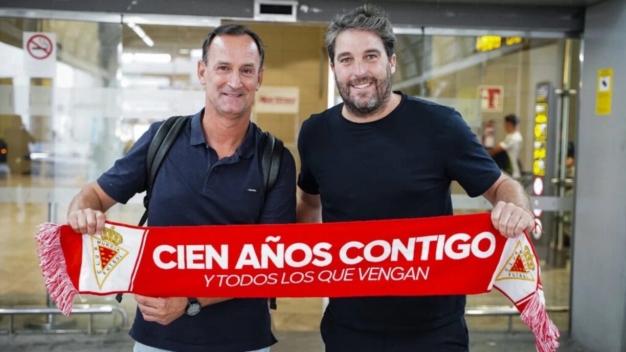 Joseba Etxeberria junto a Asier Goiria en la presentación del pasado mes de julio. / REAL MURCIA CF