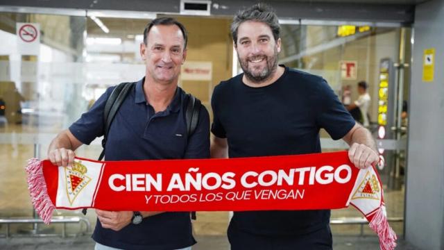 Joseba Etxeberria junto a Asier Goiria en la presentación llevada a cabo la pasada semana. 7 REAL MURCIA CF Joseba Etxeberria junto a Asier Goiria en la presentación llevada a cabo la pasada semana. 7 REAL MURCIA CF
