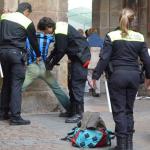 Varios agentes cachean a un joven en la Plaza Nueva sospechoso de haber cometido un delito. JOSÉ MARI MARTINEZ