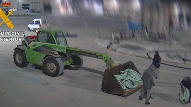 Grabación de una cámara de seguridad durante el robo a una de las empresas. Grabación de una cámara de seguridad durante el robo a una de las empresas.