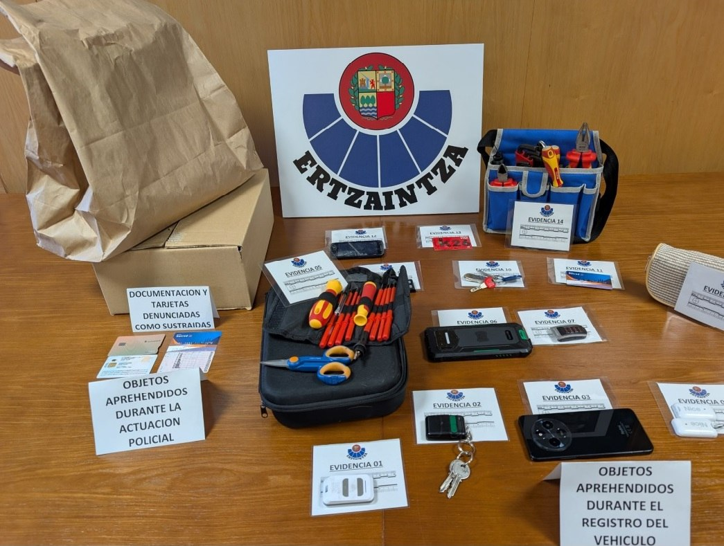 Objetos incautados por la Ertzaintza. DEPARTAMENTO DE SEGURIDAD