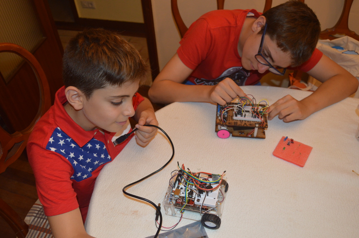 Imagen de archivo de dos niños en un taller de robótica