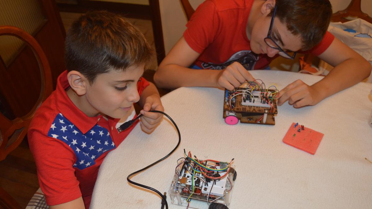 Imagen de archivo de dos niños en un taller de robótica