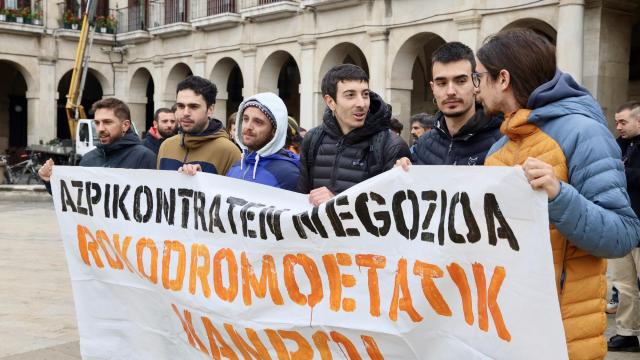Los monitores en huelga se manifestaron este martes frente al Consistorio Pilar Barco