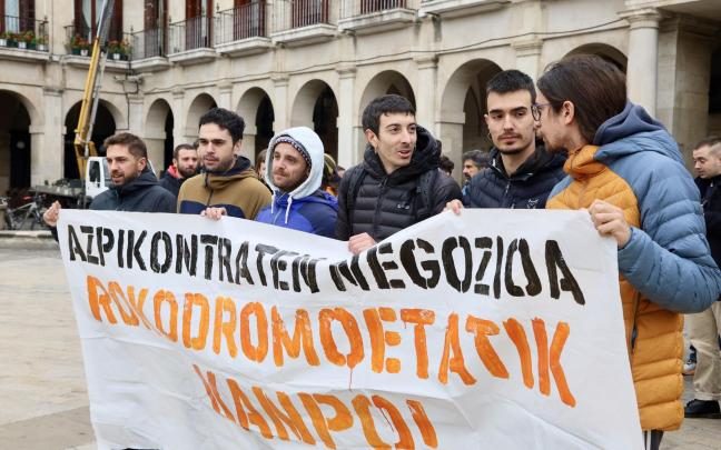 Los monitores en huelga se manifestaron este martes frente al Consistorio Pilar Barco