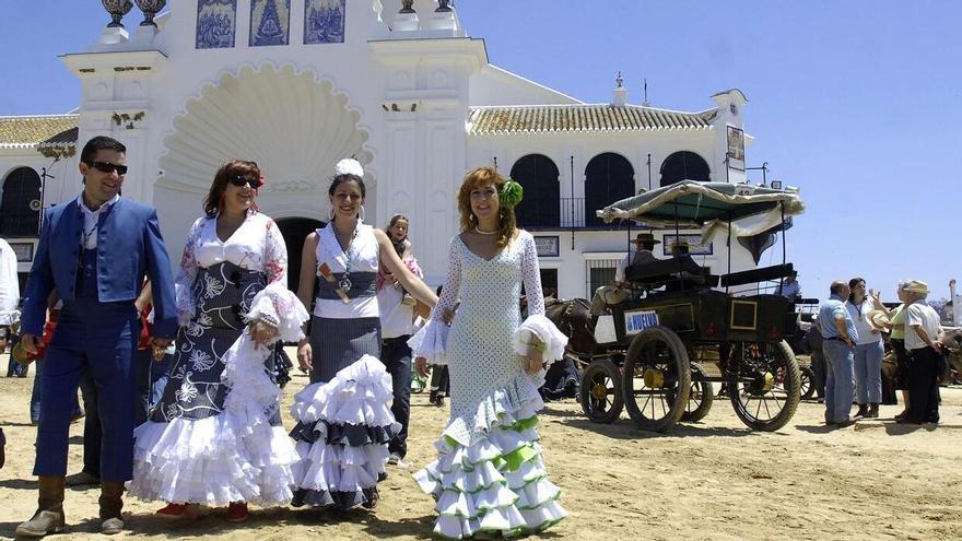 Un grupo de romeros pasean por la aldea de El Rocío. EFE