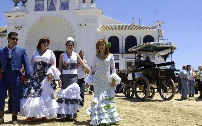 Un grupo de romeros pasean por la aldea de El Rocío. EFE