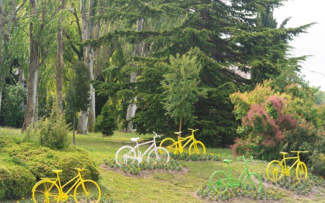 Gasteiz viste sus rotondas para recibir al Tour de Francia. Fotos: Ayuntamiento de Gasteiz